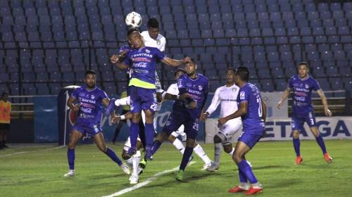 Cobán da la sorpresa y vence a Comunicaciones en el Nacional