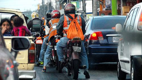 Captan momento en que motorista se salva de quedar bajo un cami&oacute;n