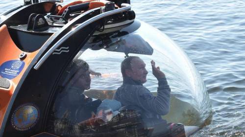 En un sumergible, Putin rinde homenaje a submarino soviético