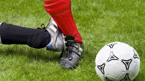 Futbolista sufre una escalofriante lesi&oacute;n durante un partido