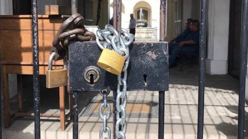 Universitarios toman instalaciones donde se reunirá el Congreso