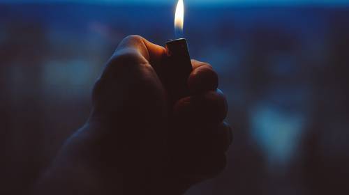 Chocó a un motorista y al bajar del carro... pidió fuego al PMT