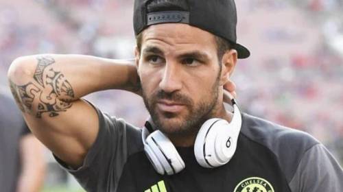 Cesc F&aacute;bregas exhibe su tonificado cuerpo junto a su esposa