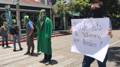 Encapuchados bloquean el paso en Avenida Reforma, zona 10