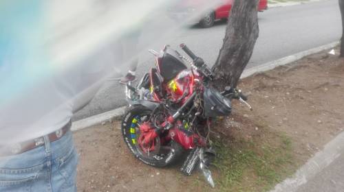 ¡En un segundo! Carro y motos protagonizan terrible accidente 