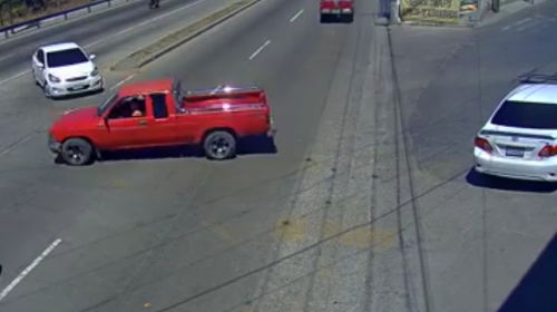 Doble imprudencia: dos veh&iacute;culos casi provocan una tragedia 