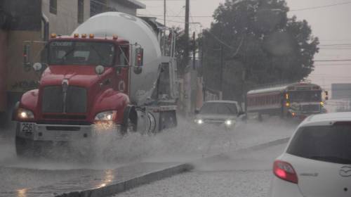 Caos vial tras las lluvias de este mi&eacute;rcoles en la capital