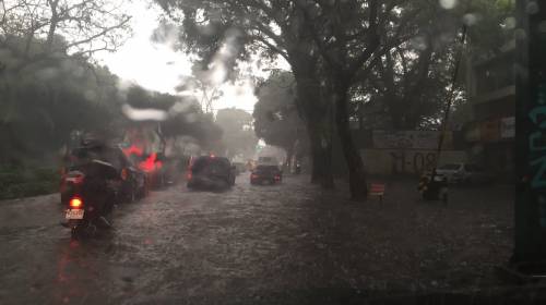 Fuerte lluvia inunda la Avenida Reforma y otras vías en la ciudad