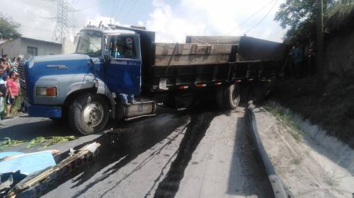 Camiones chocan de frente y complican paso a Villa Nueva 