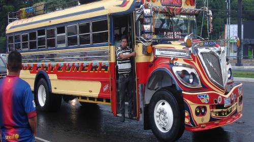Denuncia agresi&oacute;n de ayudantes de bus a un automovilista