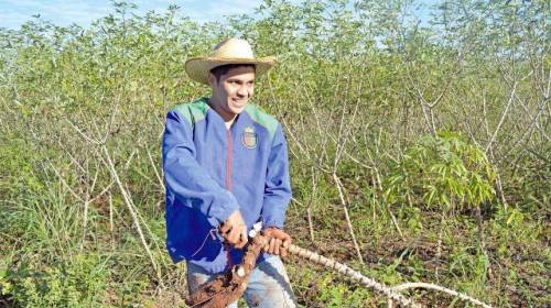 La historia del futbolista que trabaja en el campo en vacaciones