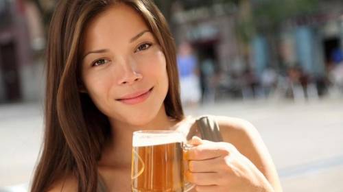 Estudio: Beber cerveza es mejor que usar crema antiarrugas 