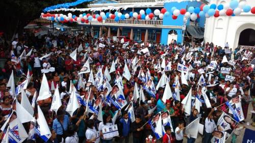 Simpatizantes de políticos se encuentran y terminan en pelea