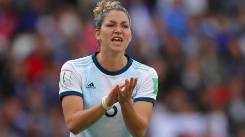 Jugadora pierde diente al recibir un codazo en pleno partido