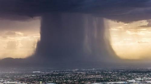 El inusual aguacero que solo cae en una parte de la ciudad