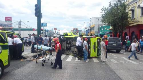 Ambulancia vuelca tras chocar contra una motocicleta 