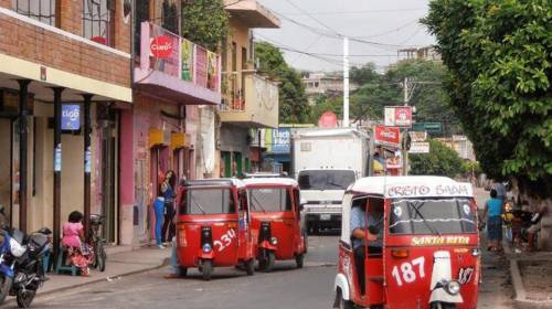 Imprudencias de tuc tuc y motorista casi provocan tres accidentes