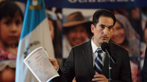 Capturan en el aeropuerto a exministro de Econom&iacute;a