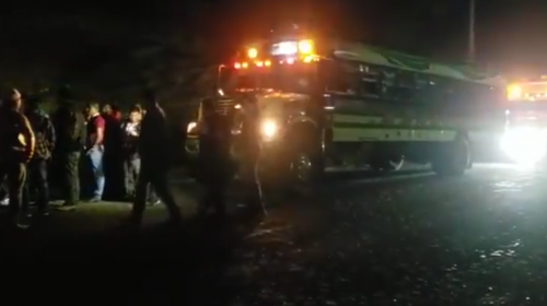 Pobladores detienen buses para impedir ingreso de "acarreados"