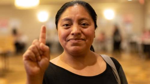 Julia S&aacute;nchez, la primera 502 en votar en el extranjero