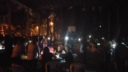 ¡Apagón en centro de votación! Cuentan votos a oscuras en zona 14