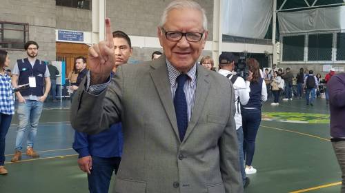 Expresidente Alejandro Maldonado acude a emitir su voto