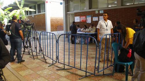 Colocan vallas en mesa donde llegar&aacute; Jimmy Morales a votar