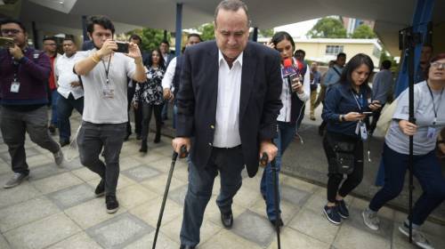 Alejandro Giammattei acude a emitir su voto en la zona 5