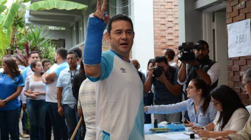 Jimmy Morales emite su voto en la zona 7 de Mixco