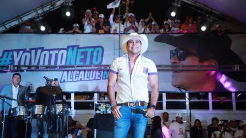 Neto Bran celebra reelecci&oacute;n con una caravana en pleno tr&aacute;fico