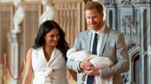 El pr&iacute;ncipe Harry y Meghan muestran la carita del beb&eacute; Archie