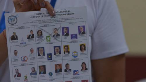 Imágenes muestran a mujer en mesa electoral ¿marcando papeletas?