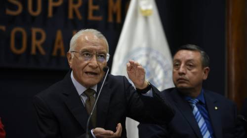 La explicación del TSE al video de una mujer marcando papeletas