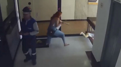 Mujer salva a su hijo de caer al vac&iacute;o 