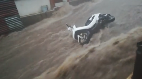 Lluvias arrastran una motoneta en San Juan La Laguna 