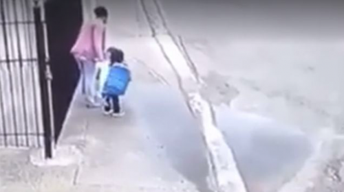 Video: ni&ntilde;as sin querer hacen "llave" de lucha libre a su mam&aacute;