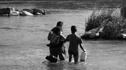 La historia del hombre y su hija migrantes que conmueven al mundo