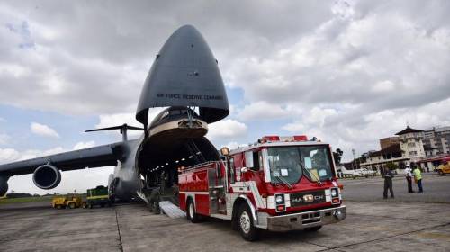 El impresionante avi&oacute;n de EE.UU., que transportaba motobombas