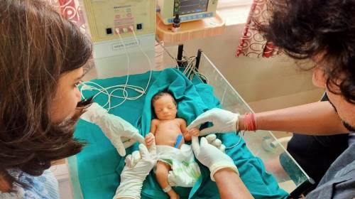 Pareja mira video de una beb&eacute; en un basurero y deciden adoptarla