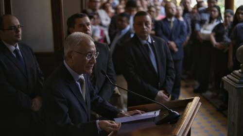 Ciudadano irrumpe reunión para gritarle a presidente del TSE