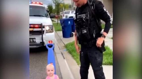 Tierno momento en que polic&iacute;a &ldquo;multa&rdquo; a beb&eacute; en carro de juguete