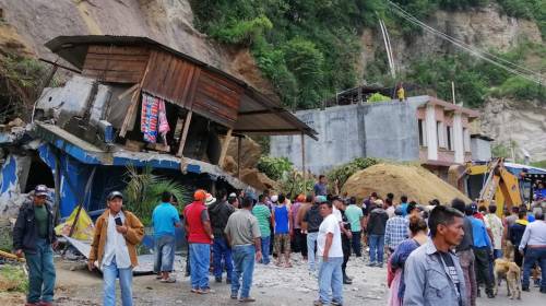 Rescatan a una mujer y un beb&eacute; tras deslave que soterr&oacute; vivienda