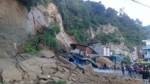 Bomberos buscan sobrevivientes tras derrumbe que soterr&oacute; una casa