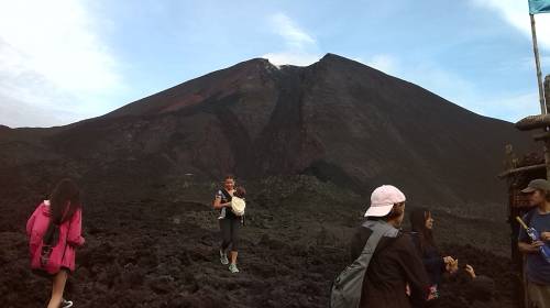 Río de lava sorprende a turistas en volcán Pacaya