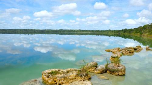 Invasiones amenazan con destruir la Laguna Lach&uacute;a