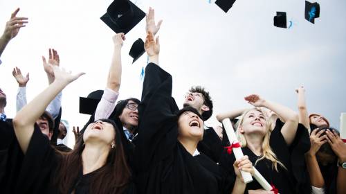 Pero, &iquest;qu&eacute; haces? Estudiante rompe diploma durante su graduaci&oacute;n