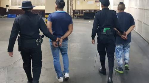 Los capturan portando un arma con un escalofriante mensaje