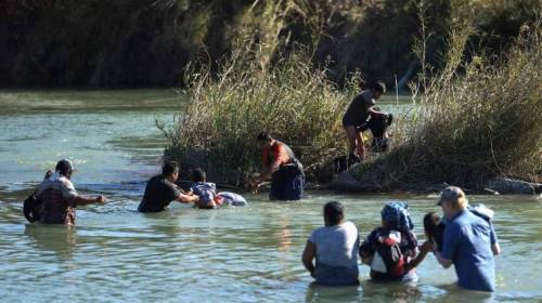 Video: migrantes rezan antes de lanzarse al r&iacute;o Bravo