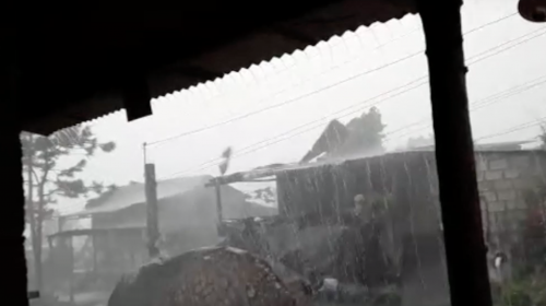Lluvia y viento arrancan l&aacute;minas y da&ntilde;an varias viviendas