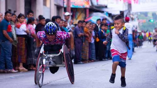 La inspiradora historia de un padre e hijo que entran a la meta